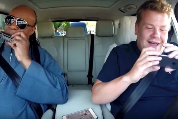 Stevie Wonder e James Corden no Carpool Karaoke do The Late Late Show