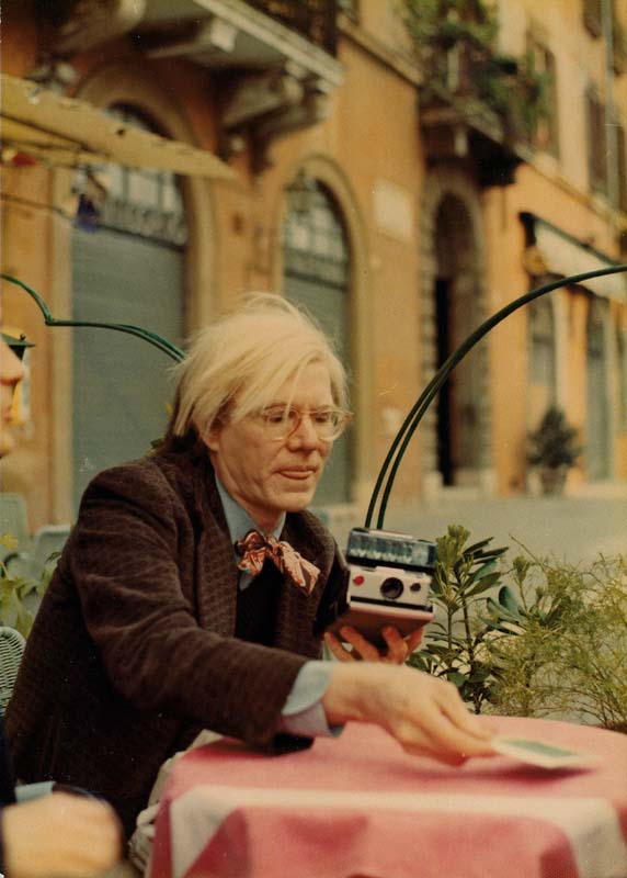 REGISTRANDO  Warhol e a companheira de todas as horas, a câmera SX-70, em 1972