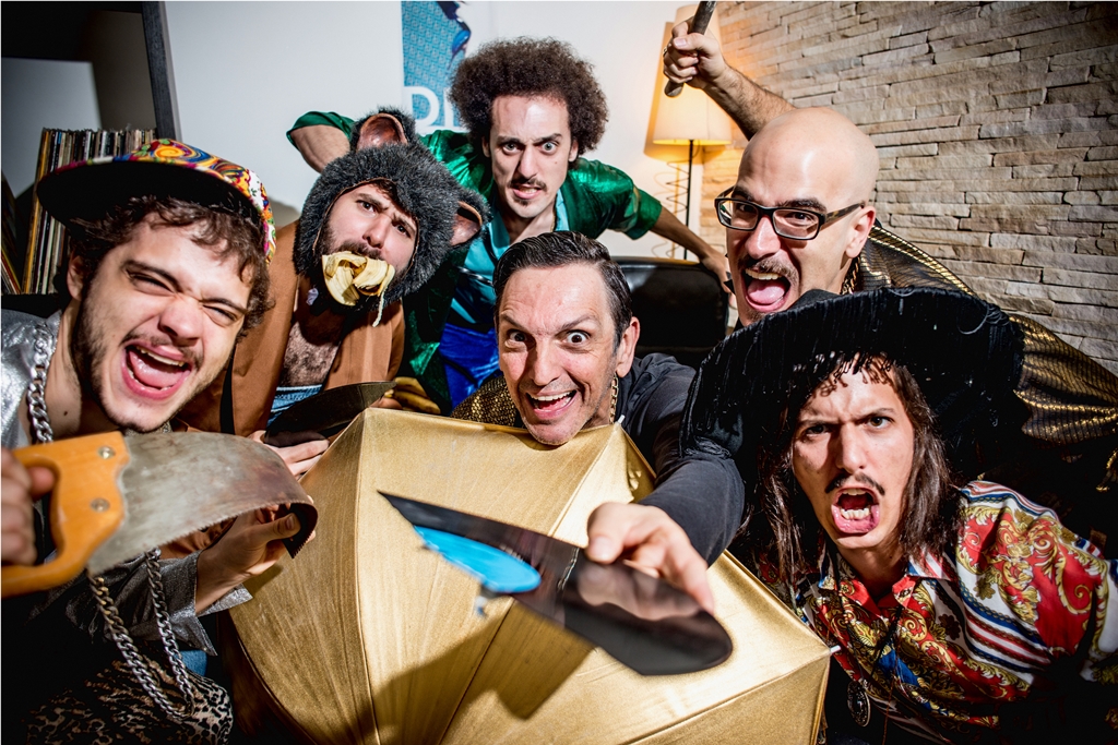 O grupo paulistano Mel Azul e o guitarrista e vocalista do Titãs Paulo Miklos