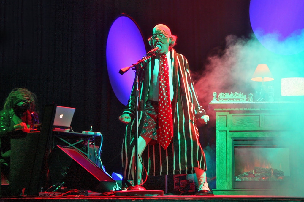 O quarteto experimental The Residents em apresentação ao vivo