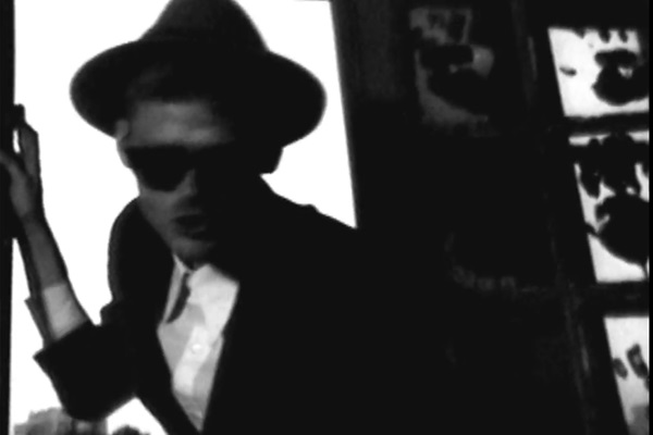 Murilo Sá no clipe de "Dois Mundos"