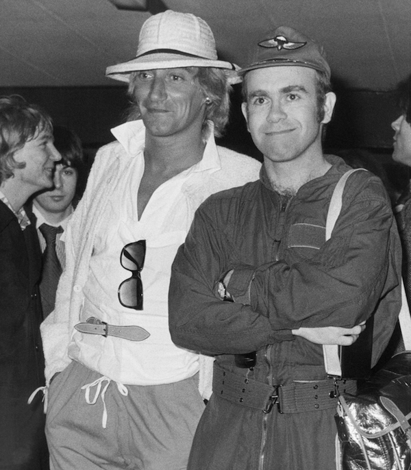 Amigos de longa data, Elton John e Rod Stewart se apresentam – um em seguida do outro – neste domingo, 20, o terceiro dia do Rock in Rio 2015. Para aquecer para os shows de mais tarde, selecionamos os 5 melhores duetos dos britânicos.