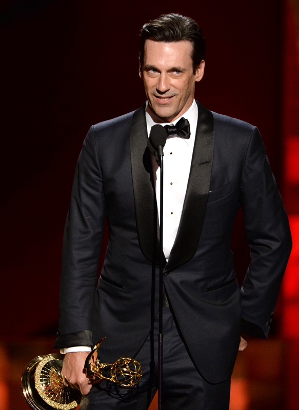 Jon Hamm recebendo o prêmio de Melhor Ator em Série de Drama no Emmy 2015 por Mad Men