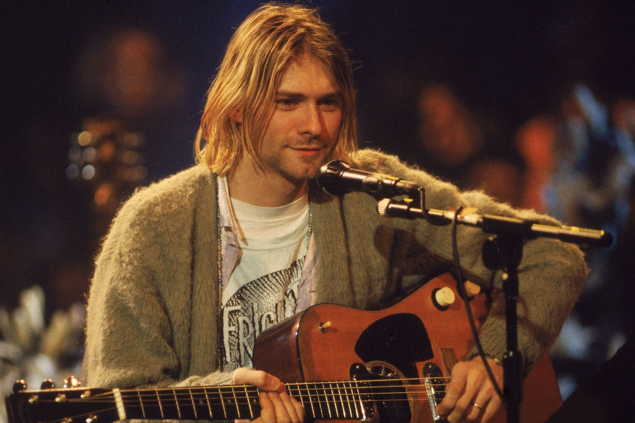 Kurt Cobain à frente do Nirvana em cena do DVD MTV Unplugged