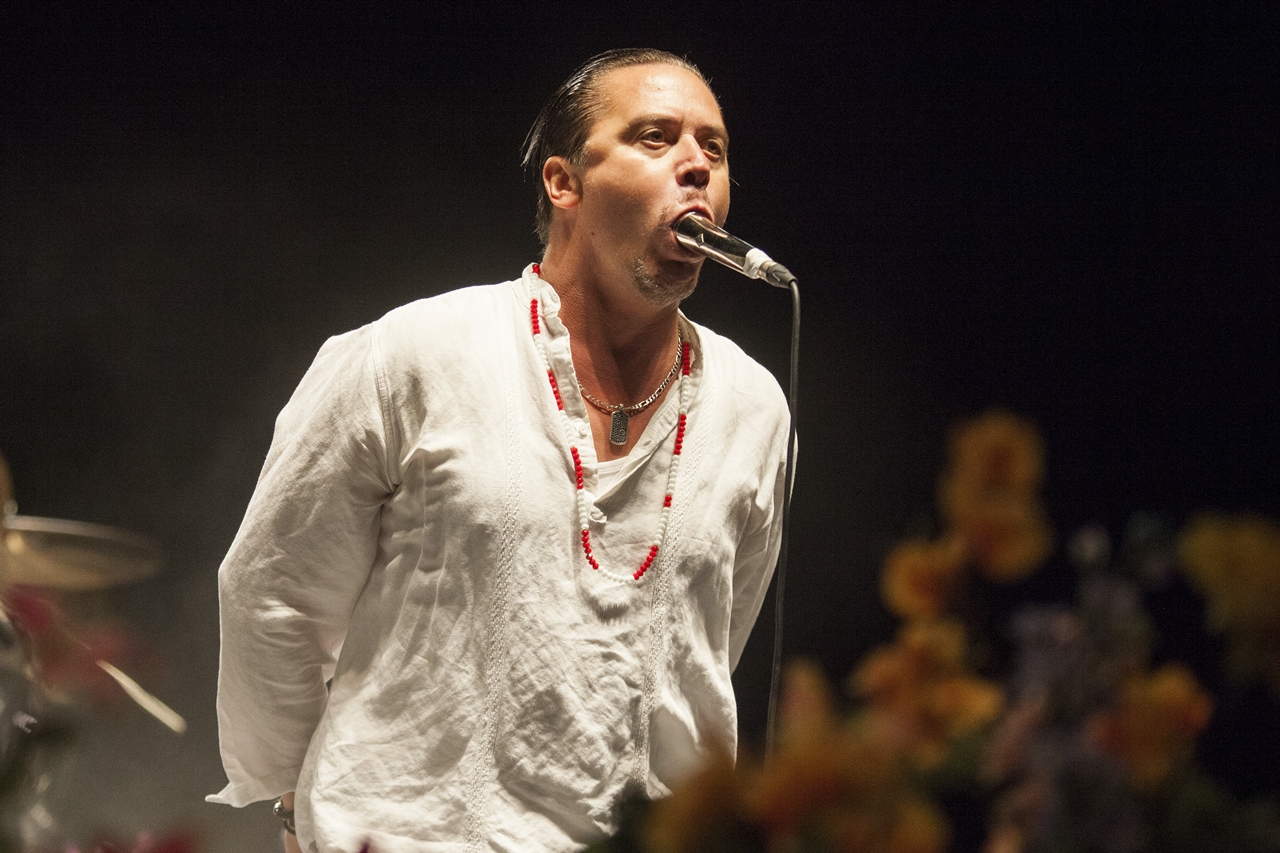 Mike Patton à frente do Faith No More durante aparesentação da banda