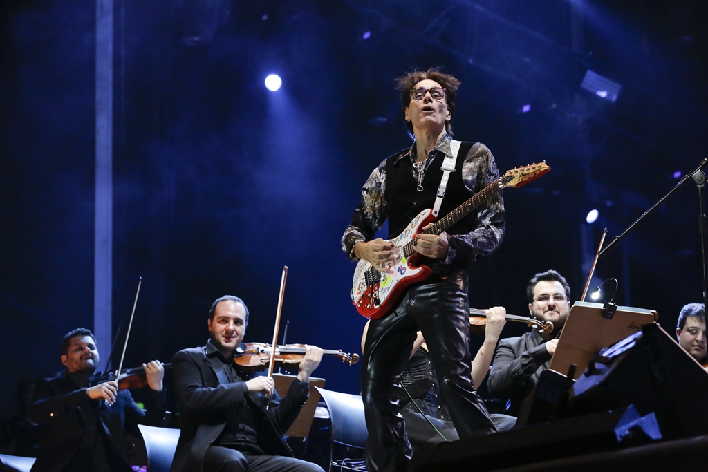 Steve Vai toca com a Camerata Florianópolis no palco Sunset do Rock in Rio 2015