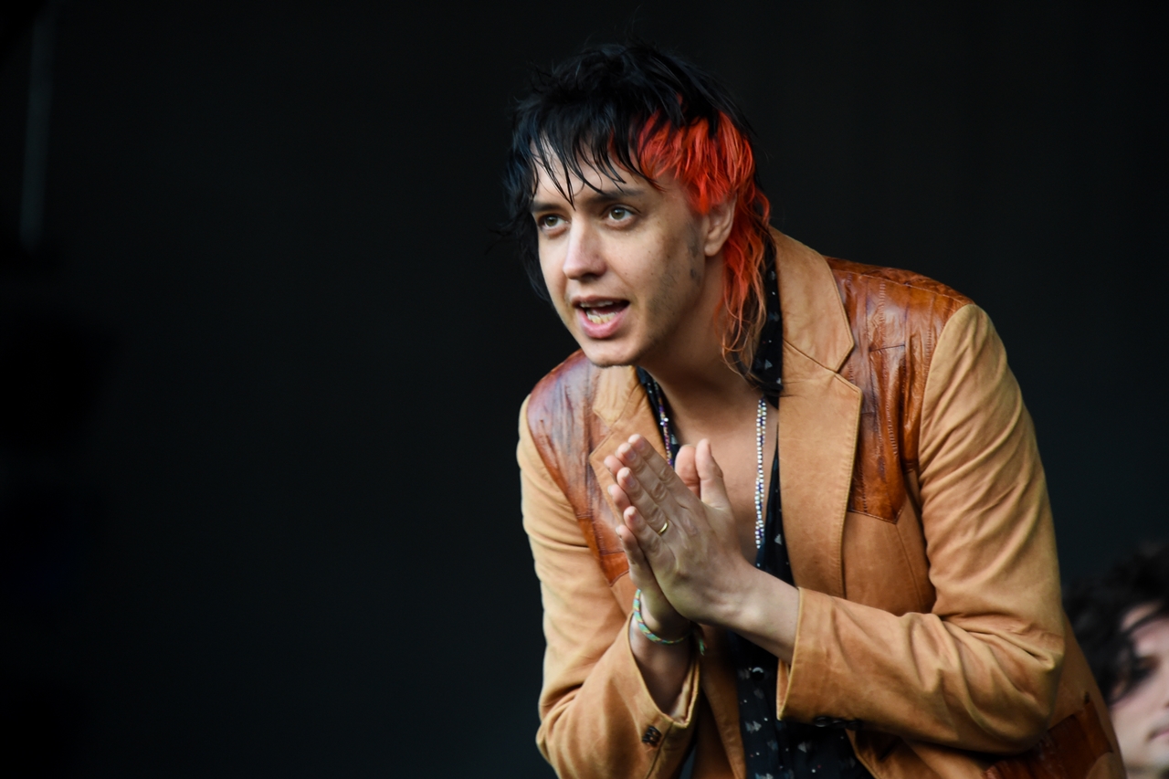 Julian Casablancas à frente dos Strokes durante show na Inglaterra em 2015