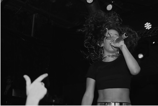 Exclusivo: após seis anos, Flora Matos inicia nova fase da carreira com o lançamento do clipe “Canta Pra Chamar”