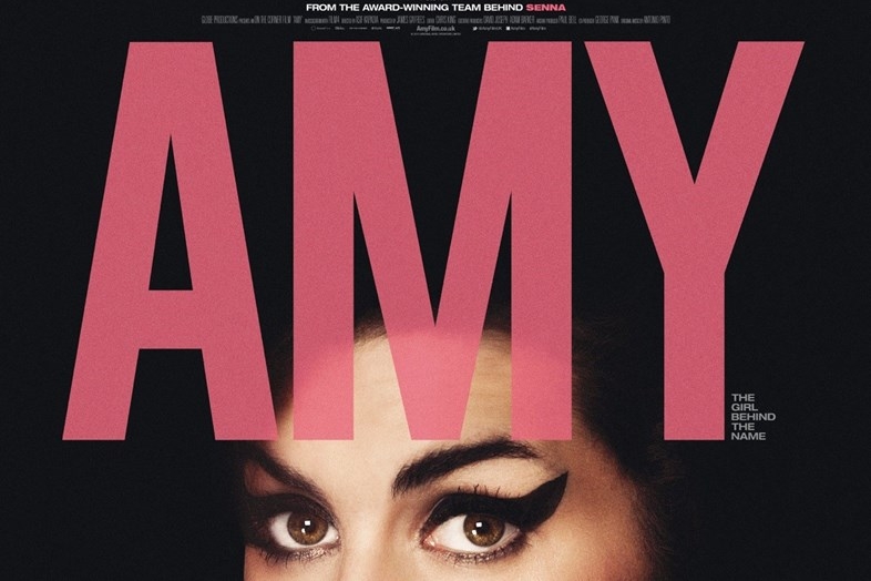 Um dos pôsteres do documentário Amy, sobre a cantora Amy Winehouse