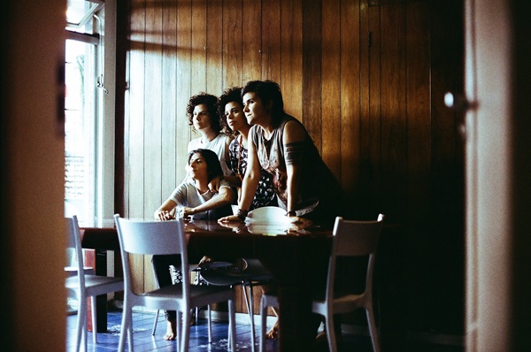 Integrantes do Dolores 602 na gravação do clipe de "Petit a Petit"