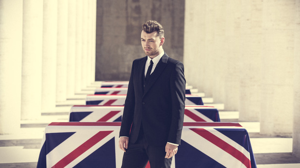 Sam Smith no clipe de "Writing’s on The Wall", música-tema de 007 Contra Spectre,