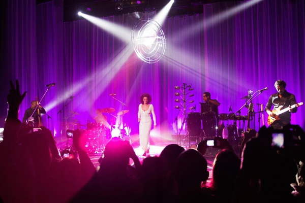 Simone em show da turnê É Melhor Ser