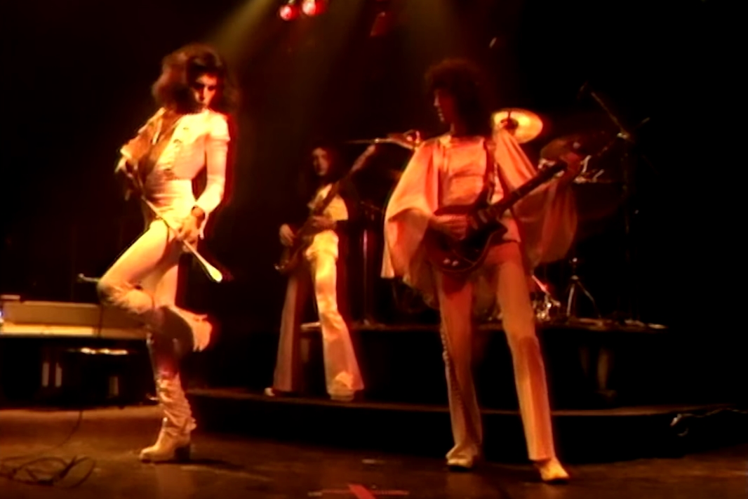 Freddie Mercury e Brian May, do Queen, em cena do show A Night At The Odeon