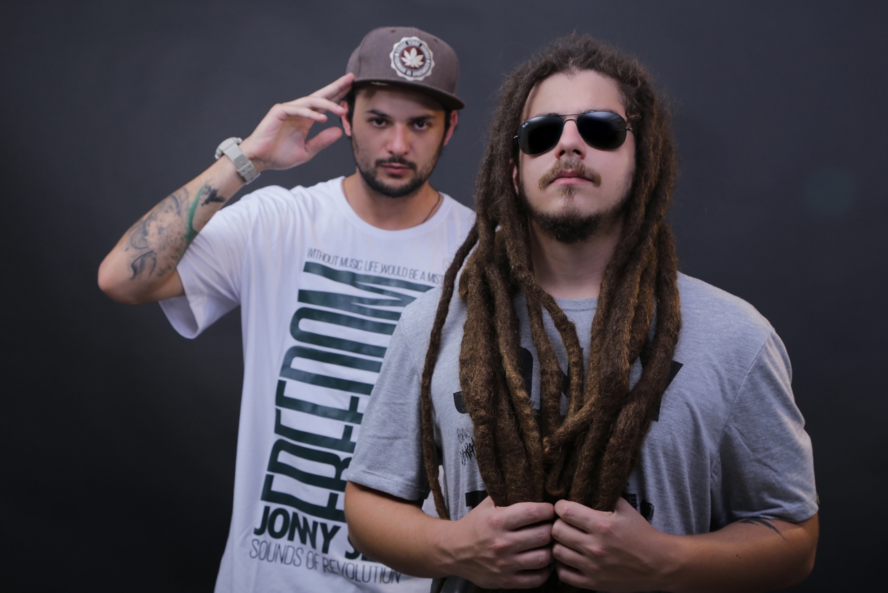 O duo de reggae Cidade Verde Sounds