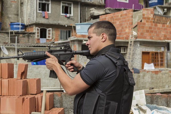 O ator Thiago Martins no filme Operações Especiais.