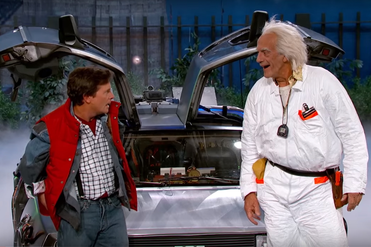 Cena do programa Jimmy Kimmel Live com os atores retornando aos papéis de Marty McFly e Doc Brown, de De Volta para o Futuro