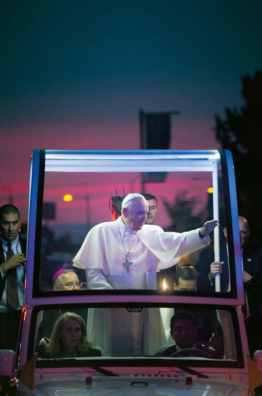 Do papamóvel, Francisco acenou para o público durante a primeira visita dele aos Estados Unidos, em setembro