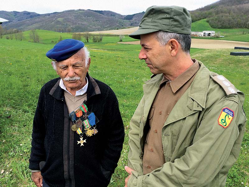 Ao lado de veterano, Barone (à dir.) revisita cenário do conflito