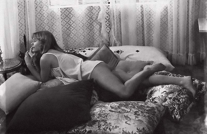 Vanessa Alves em cena de A Filha de Emmanuelle (1980). (No detalhe) As capas dos livros de Vanessa e Zaira