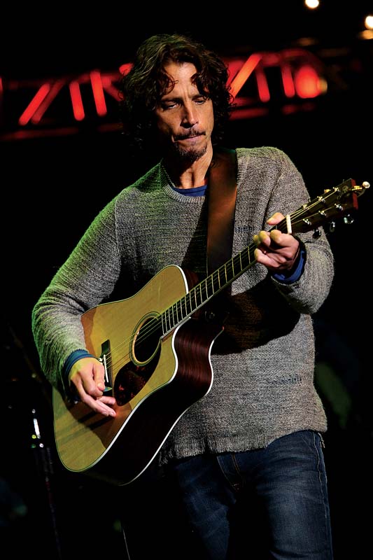 O cantor segue produtivo nos palcos