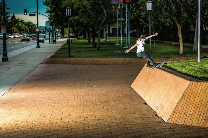 Leticia executa um frontside feeble no pátio da Santa Monica High School