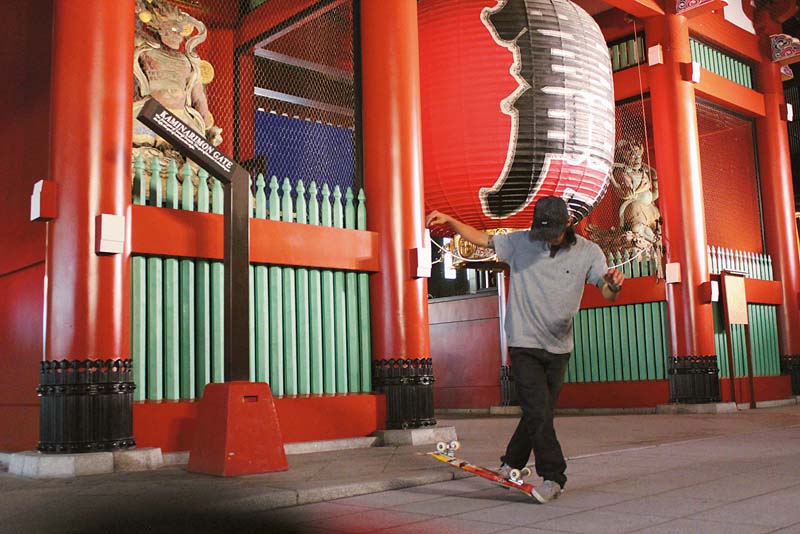 Shigueto executa um crossfoot casper em Tóquio, Japão.