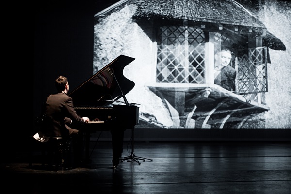 Tony Berchmans em sessão do Cinepiano