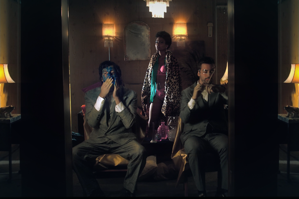 Caio e Juliano Costa, do Primos Distantes, no clipe de "Feio"