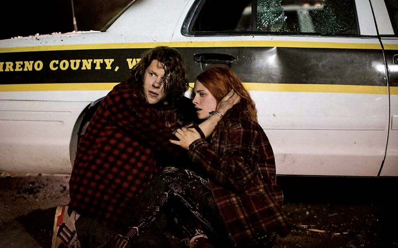 Eisenberg e Stewart em romance cheio de voltas.