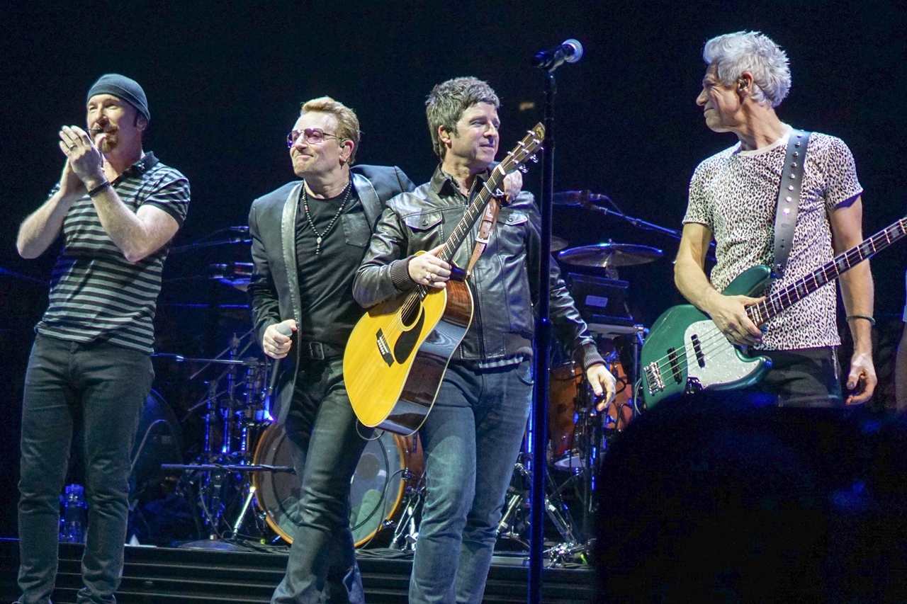 Noel Gallagher junto ao U2, durante show na O2 Arena, em Londres, em 2015