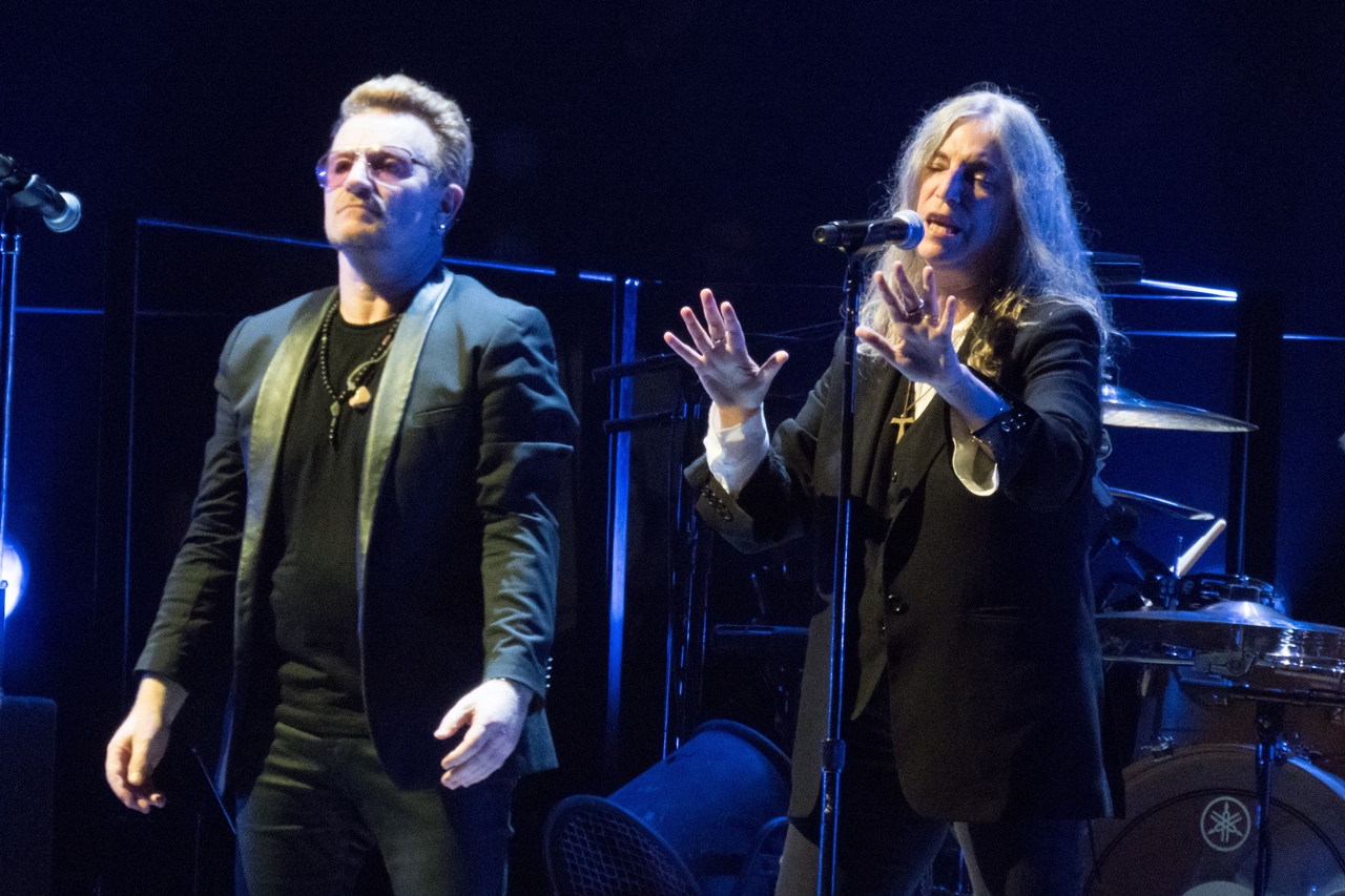 A cantora Patti Smith em apresentação do U2 na 02 Arena, em Londres, em 2015