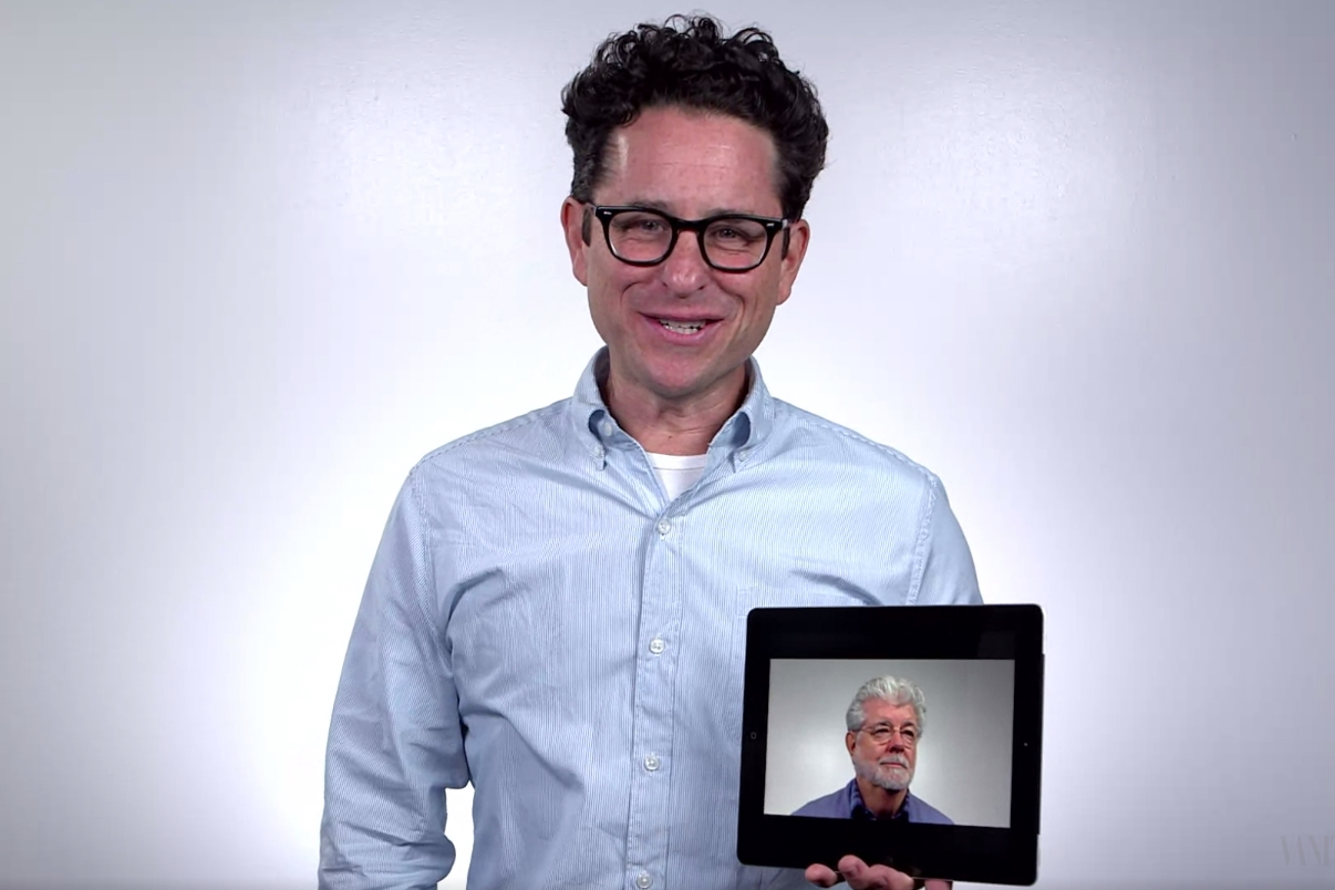 J. J. Abrams respondendo pergunta de George Lucas sobre Star Wars em vídeo