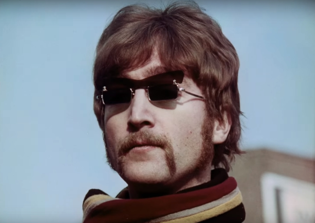 John Lennon em cena do clipe restaurado de "Penny Lane", dos Beatles