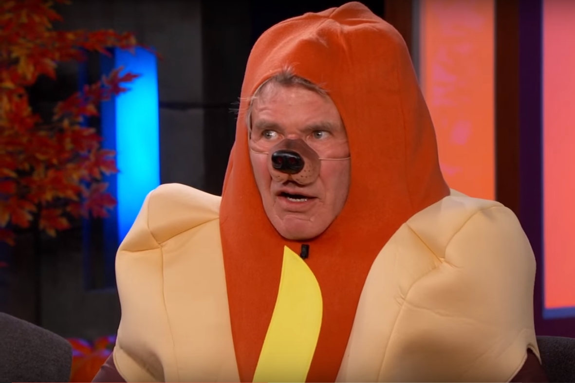 O ator Harrison Ford fantasiado de cachorro-quente no programa Jimmy Kimmel Live