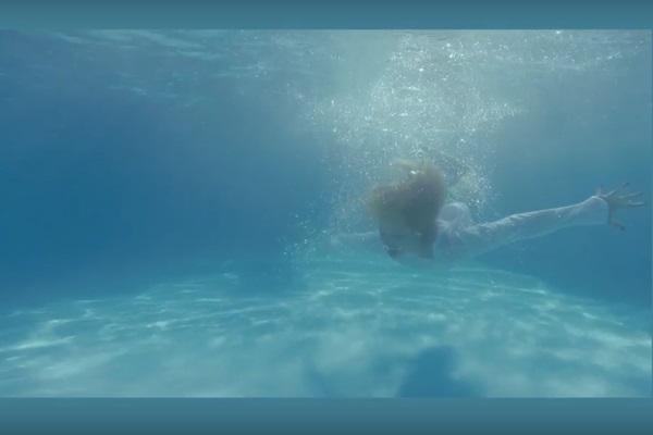 Anelis Assumpção no clipe de “Eu Gosto Assim”.