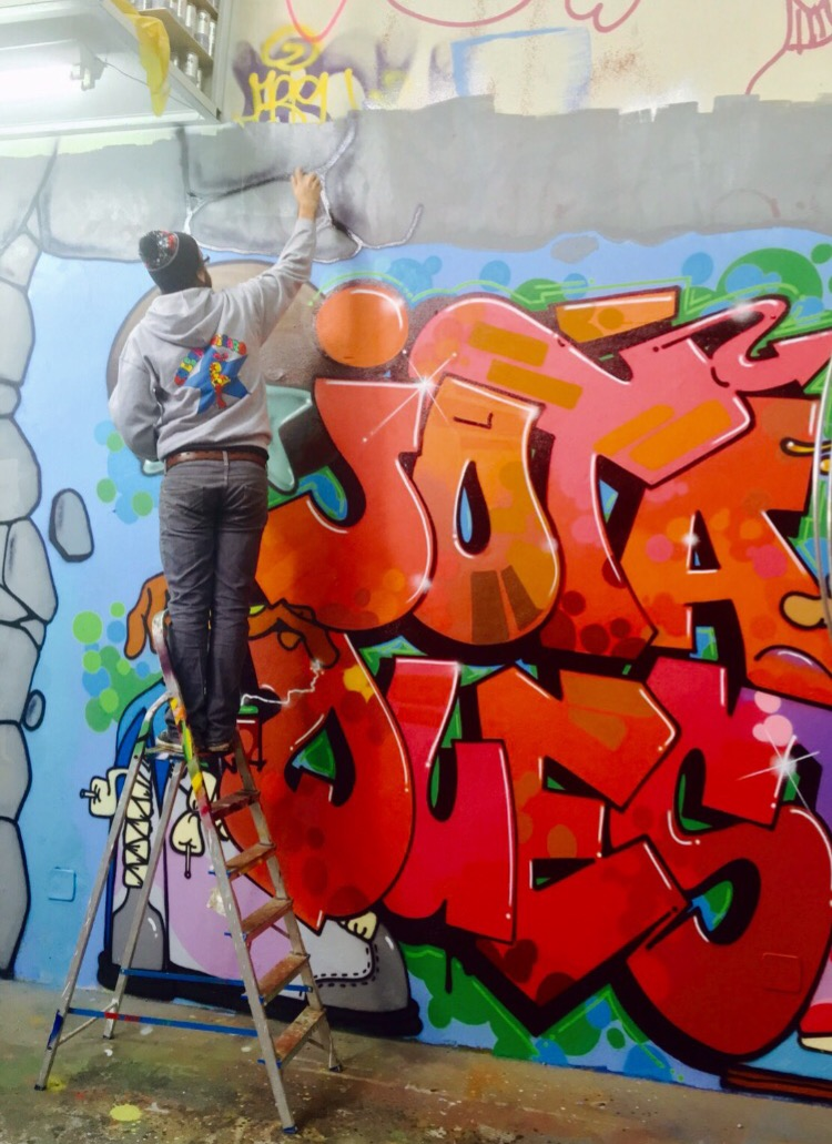 Foto da produção do grafite que estampa a capa do novo álbum do Jota Quest