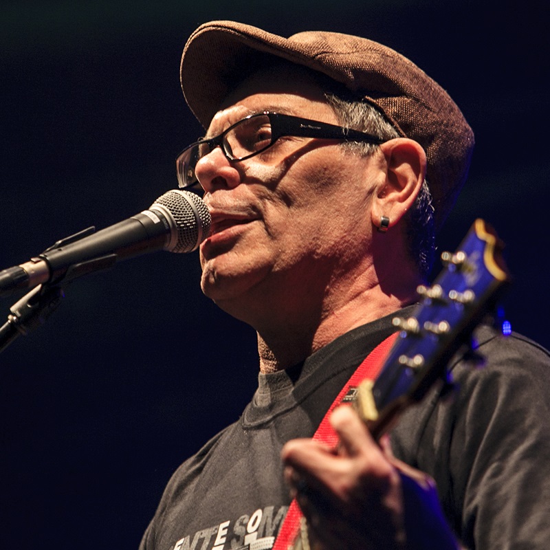O vocalista Roger Moreira à frente do Ultraje a Rigor, atração principal da noite