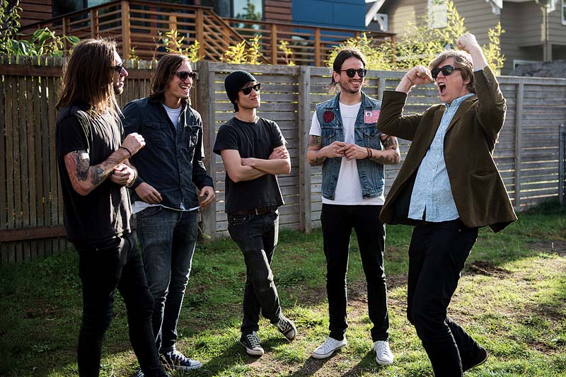 (Da esq. para a dir.) Bi Coveiro, Pedro Gripe, André Dea e Capilé com o ídolo Thurston Moore;(nodetalhe) a banda gravando em Seattle