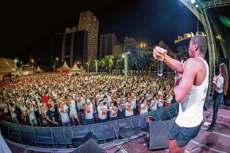 O público se aquece na RS Music & Run, na cidade de São Paulo, em 2014