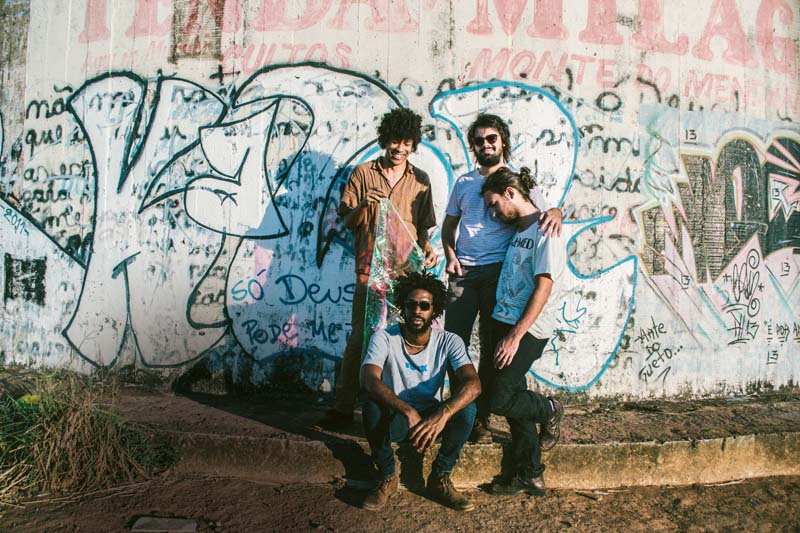 (No sentido horário) Dinho Almeida, Raphael Vaz, Benke Ferraz e Ynaiã Benthroldo, atual formação do Boogarins