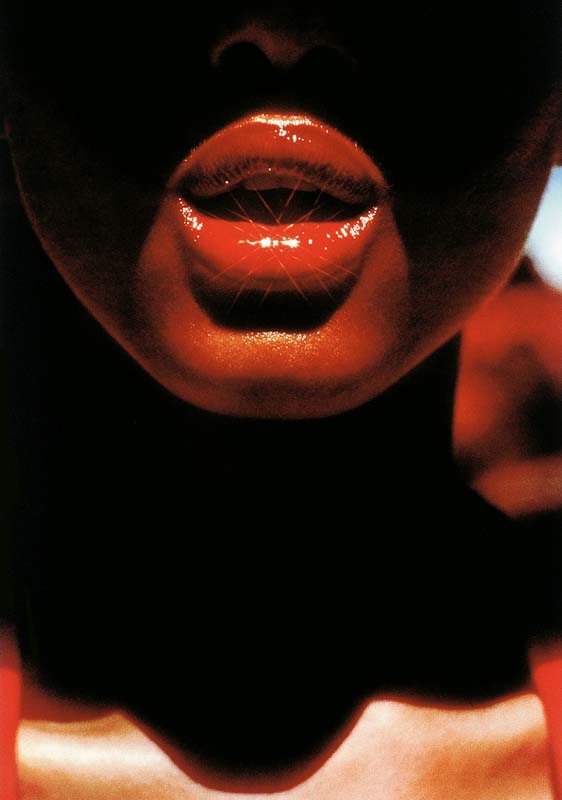 Icônica foto de lábios reluzentes capturada pelo suíço Hans Feurer para o calendário de 1974