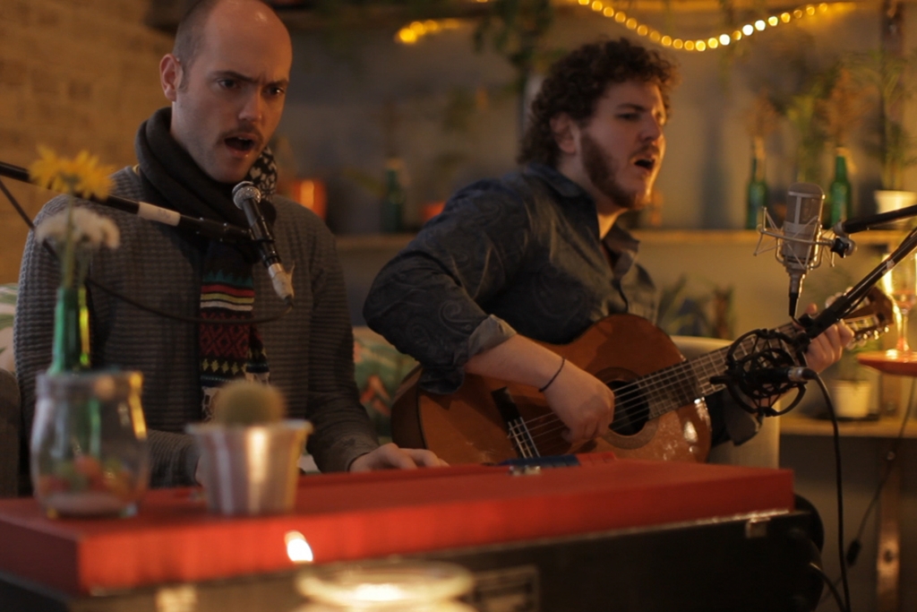 Dingo Bells em cena do vídeo intimista de “Funcionário do Mês”