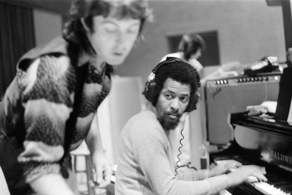 Paul McCartney e Allen Toussaint durante as sessões de gravação do disco Venus and Mars, do Wings