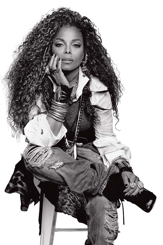 Fiel à propria fórmula, cantora ressurge vibrante