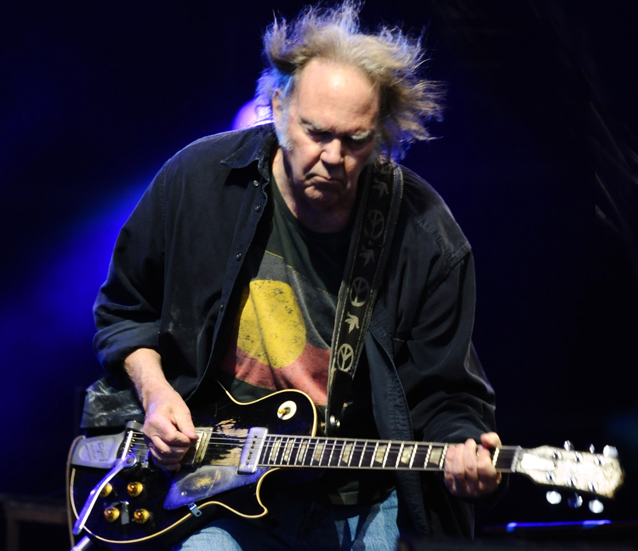 Neil Young durante show com a Crazy Horse, em 2013