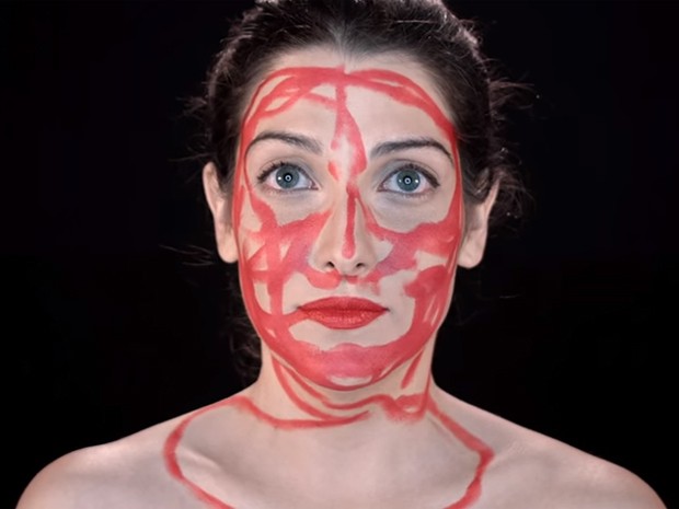 A cantora Clarice Falcão no clipe de “Survivor"