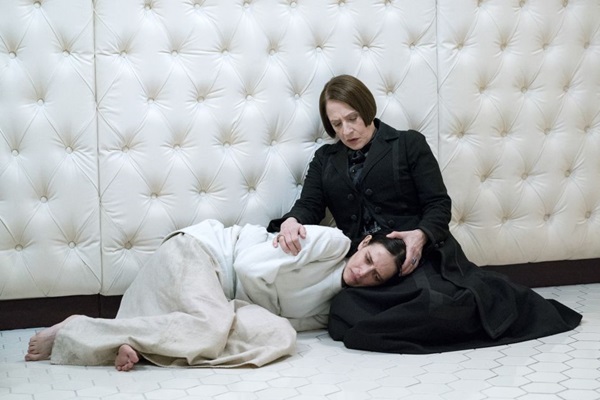 Vanessa Ives (Eva Green) e a Dr. Seward (Patti LuPone) em imagem da terceira temporada de Penny Dreadful