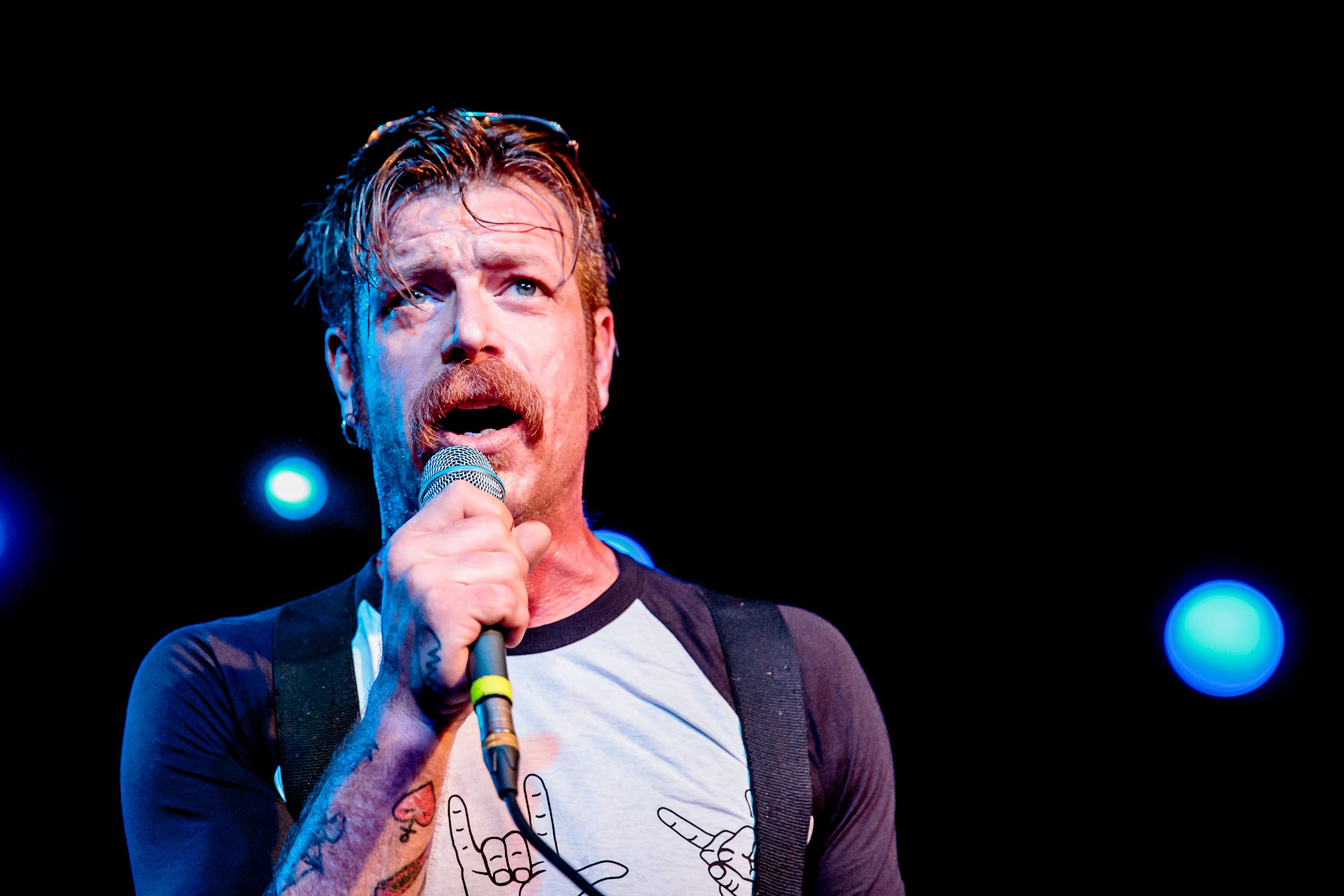 Jesse Hughes durante apresentação do Eagles Of Death Metal em Londres