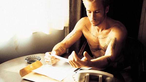 Guy Pearce em Amnésia (2000).
