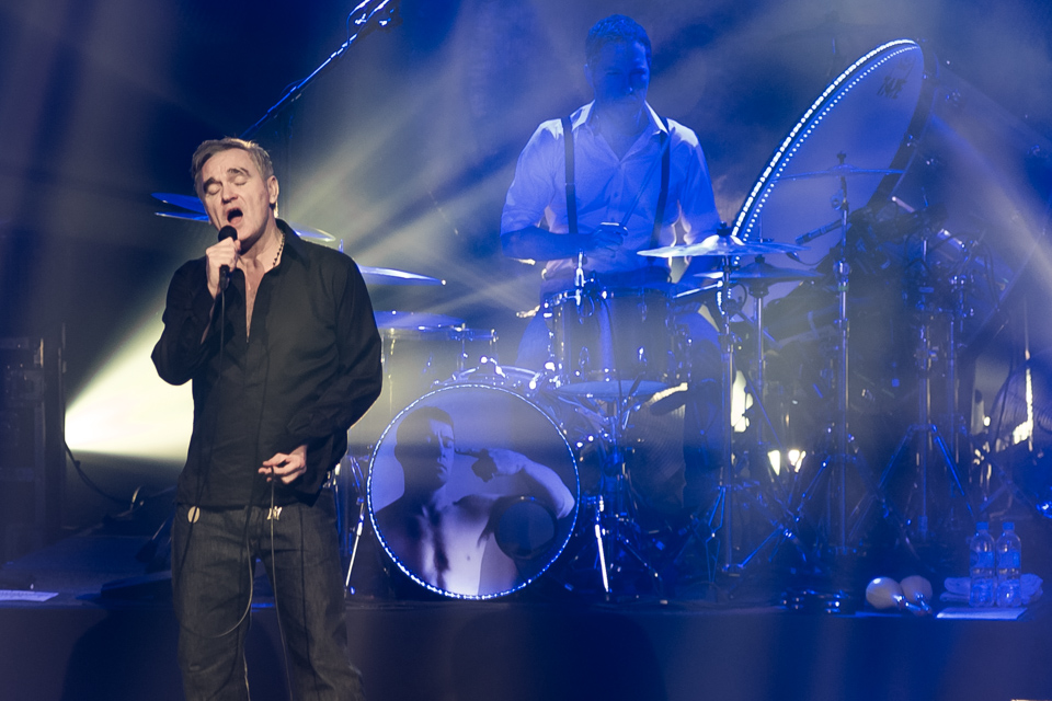 Morrissey vive momento catártico em São Paulo e faz homenagem às vítimas de ataque terrorista na França.